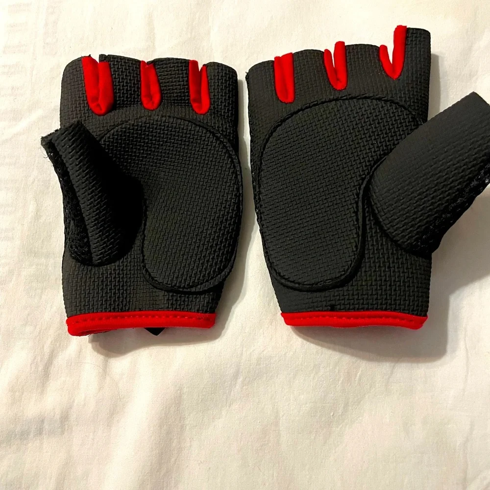 Women’s black and red fingerless workout gloves